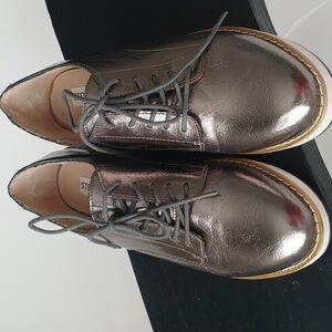 Steve Madden shoes sz 8 fit like a 7 1/2 silver